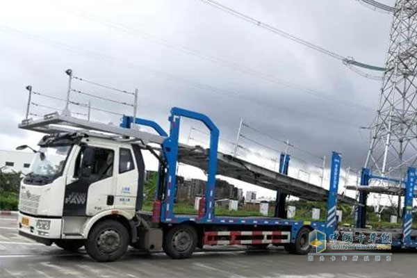 服務區(qū)偶遇解放道依茨動力轎運車