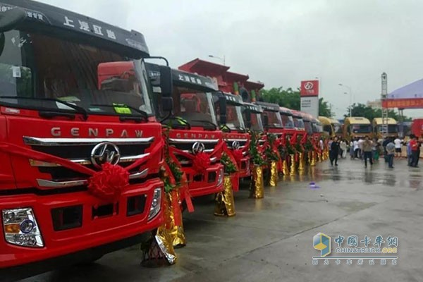 整齊排開的上汽紅巖卡車