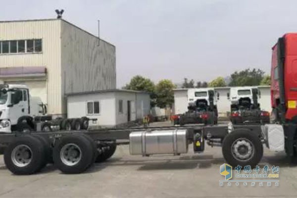 重汽HOWO-T7H 8×4“豪盈版”載貨車自重超低，動力高效匹配