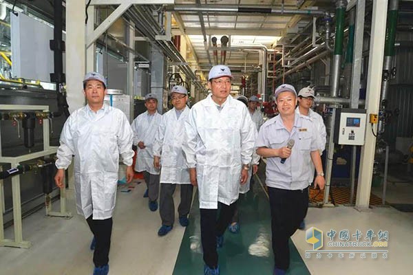 蓋文興一行實地參觀福田汽車油漆車間