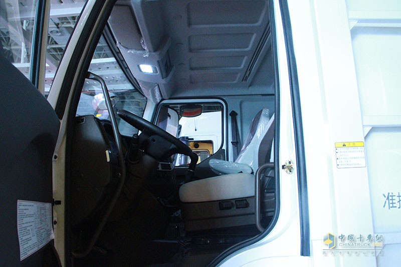 乘龍T5轎運(yùn)車駕駛室