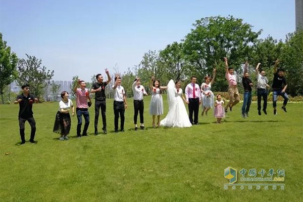 選用T7H LNG作為婚車，助力節(jié)能環(huán)保的婚禮