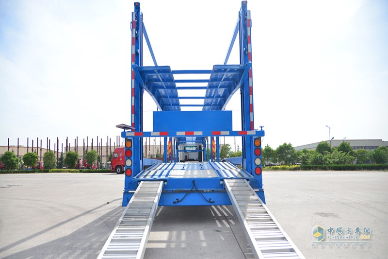 大運(yùn)N6中置軸4×2 290馬力國五轎運(yùn)車 