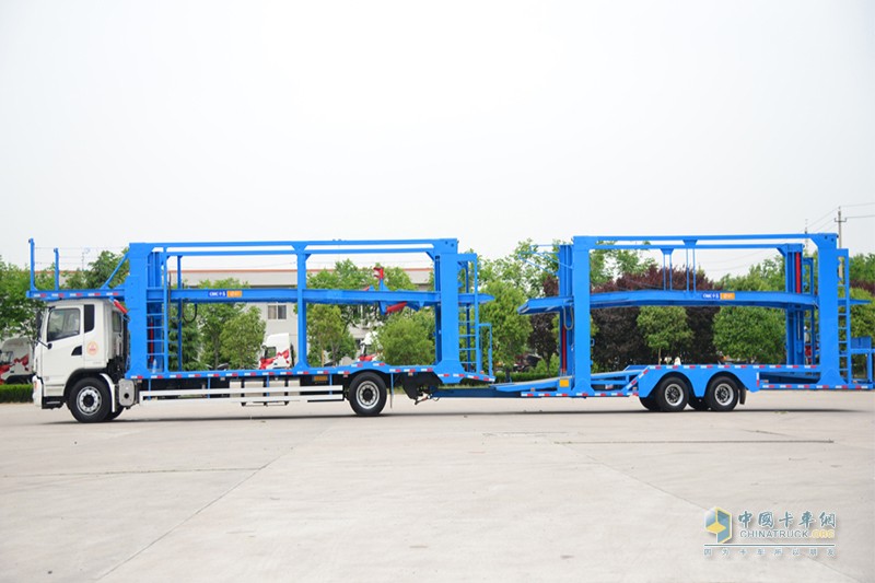 大運(yùn)N6中置軸4×2 290馬力國五轎運(yùn)車 