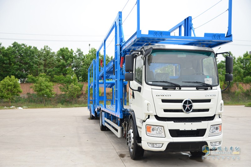 大運(yùn)N6中置軸4×2 290馬力國五轎運(yùn)車 