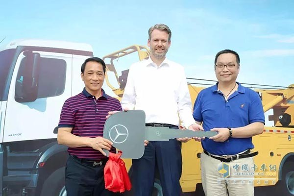 廣東粵海汽車(chē)有限公司總經(jīng)理彭添成(左)與戴姆勒卡客車(chē)(中國(guó))有限公司CEO Ralf Kraemer先生(中)向江蘇潤(rùn)揚(yáng)大橋發(fā)展有限責(zé)任公司蔡平健大隊(duì)長(zhǎng)(右)交車(chē)