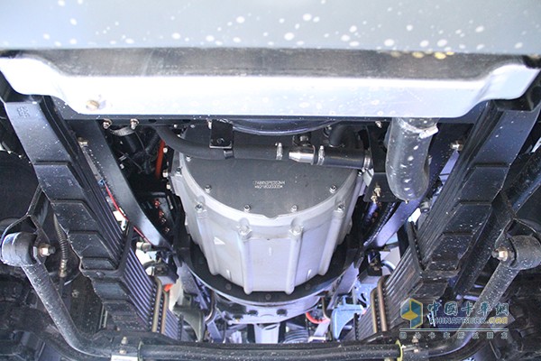 原本柴油版發(fā)動機的位置被電動機取代