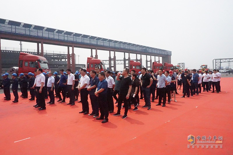 中國重汽50臺豪瀚J7G天然氣牽引車交付陜西海燕新能源（集團）有限公司