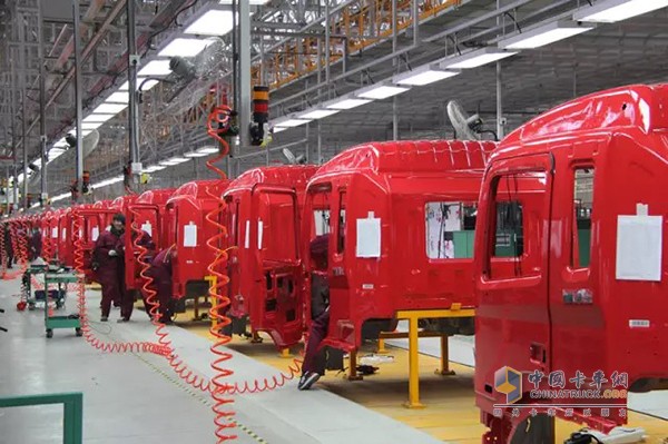 江淮汽車(chē)阜陽(yáng)分公司有雙班年產(chǎn)4萬(wàn)輛中重型卡車(chē)的生產(chǎn)能力