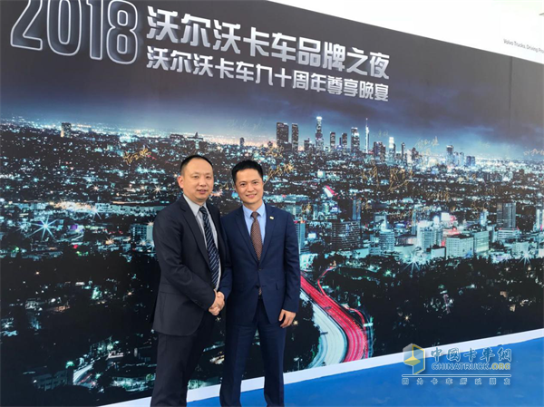 甬沃汽車有限公司總經(jīng)理蔡安希(左)