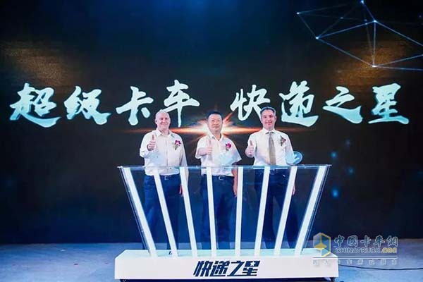 康明斯全球輕型商用車業(yè)務(wù)總經(jīng)理Terrence Taylor先生(左)、福田商用汽車集團(tuán)副總裁、歐馬可事業(yè)部總裁顧德華先生 采埃孚商用車輕卡變速箱產(chǎn)品總監(jiān)Dieter Beck先生(右)共同發(fā)布快遞之星