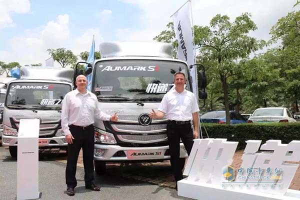康明斯全球輕型商用車業(yè)務(wù)總經(jīng)理TerrenceTaylor先生(左)、采埃孚商用車輕卡變速箱產(chǎn)品總監(jiān)Dieter Beck先生(右)點(diǎn)贊歐馬可S1超級(jí)卡車超鏈版產(chǎn)品