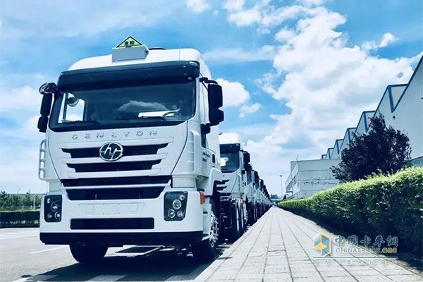 同步歐洲IVECO技術(shù)標(biāo)準(zhǔn)，采用國際化的WCM世界級制造體系，安全品質(zhì)比肩進(jìn)口車型