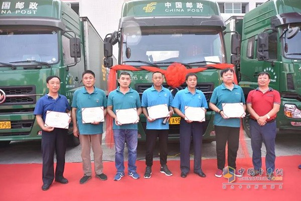 太原郵區(qū)中心局運(yùn)輸中心干線組和6名司機(jī)被授予優(yōu)秀“天龍哥”牽引車組和優(yōu)秀“天龍哥”榮譽(yù)稱號(hào)