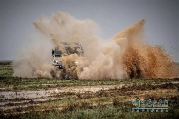 四輛搭載ISZ13L發(fā)動(dòng)機(jī)的賽車之一