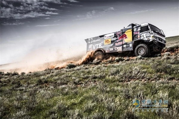 四輛搭載ISZ13L發(fā)動(dòng)機(jī)的賽車之一