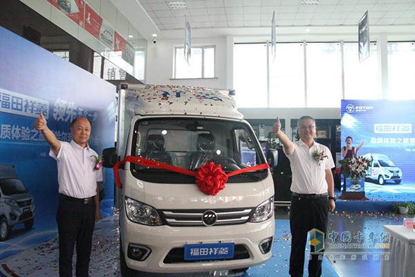 福田汽車時代事業(yè)部微車營銷公司副總經(jīng)理戴世忠(左)與哈爾濱東安汽車動力有限公司總經(jīng)理助力劉波(右)合影留念