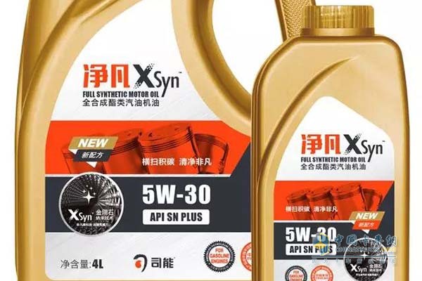 凈凡XSyn? SN PLUS 全合成酯類汽油機(jī)油  　　凈凡XSyn?是司能石化專家團(tuán)隊(duì)研發(fā)的新一代汽機(jī)油產(chǎn)品，符合并超越美國及歐盟最新技術(shù)規(guī)范，添加酯類基礎(chǔ)油及司能專有納米級(jí)碳基抗磨減磨劑，更好保護(hù)渦輪增壓缸內(nèi)直噴(TGDI)發(fā)動(dòng)機(jī)，為