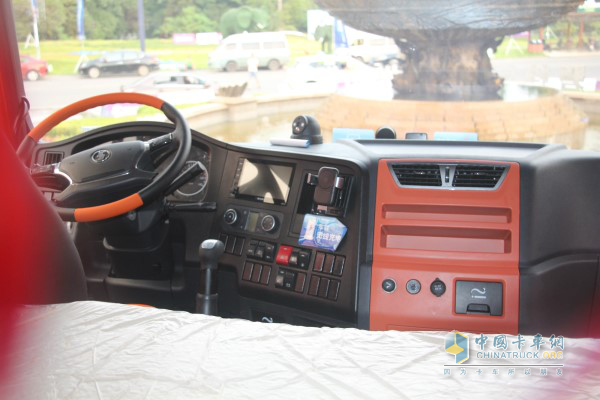陜汽X3000青春版駕駛室內部