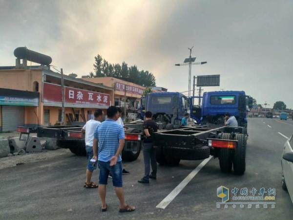 現(xiàn)場(chǎng)銷(xiāo)售人員詳細(xì)為用戶(hù)講解軒德6系6×2