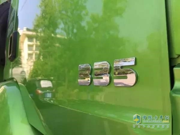 德龍新M3000純電動(dòng)8×4自卸車(chē)車(chē)門(mén)上335標(biāo)志