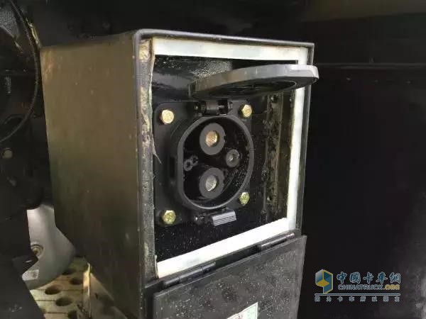 德龍新M3000純電動(dòng)自卸車(chē)快充