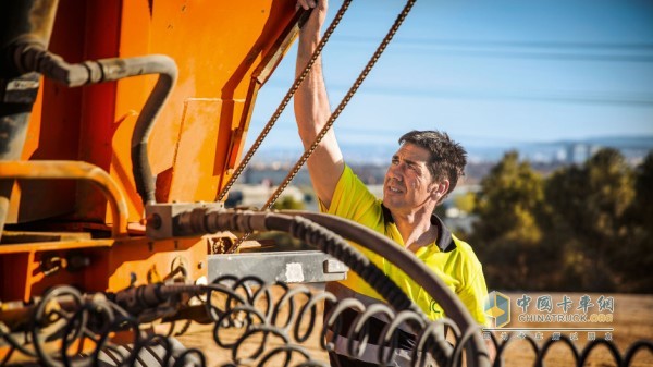 奔馳卡車(chē)?yán)锏姆皆綆X夢(mèng)