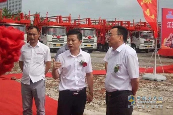 嘉賓參觀(guān)東風(fēng)天龍中置軸轎運(yùn)車(chē)