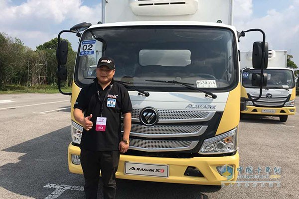 本賽中輕卡組道路實(shí)況賽的冠軍，來自上海普天物流有限公司的陳進(jìn)