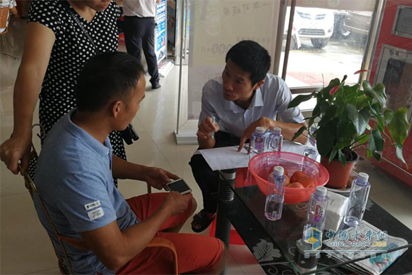 工作人員聆聽用戶聲音，了解用戶痛點(diǎn)