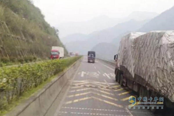 行駛中的大貨車