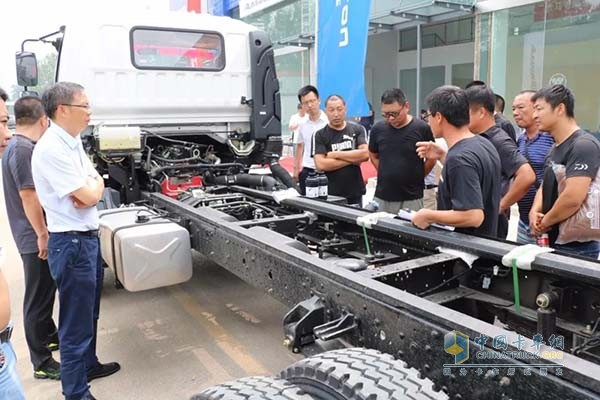 歐馬可服務(wù)人員為客戶講解車輛維保注意事項