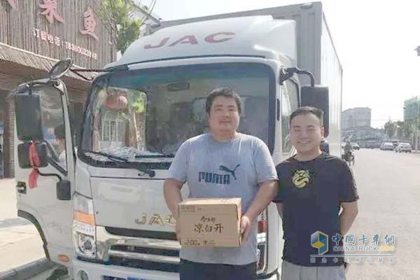 陳師傅和愛(ài)車合影