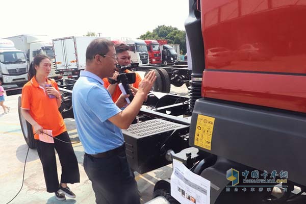 福田汽車時(shí)代事業(yè)部技術(shù)研究院許桂忠常務(wù)副主任現(xiàn)場講解瑞沃ES5