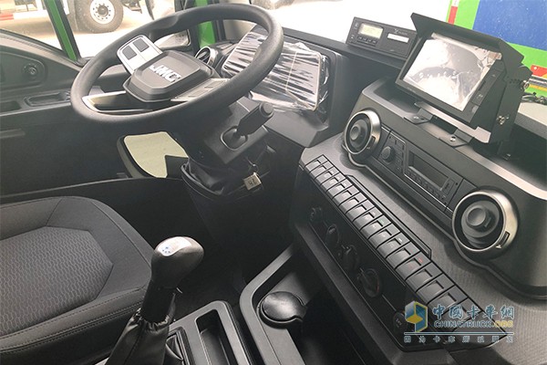 內(nèi)部設(shè)計(jì)有棱有角，既美觀又實(shí)用