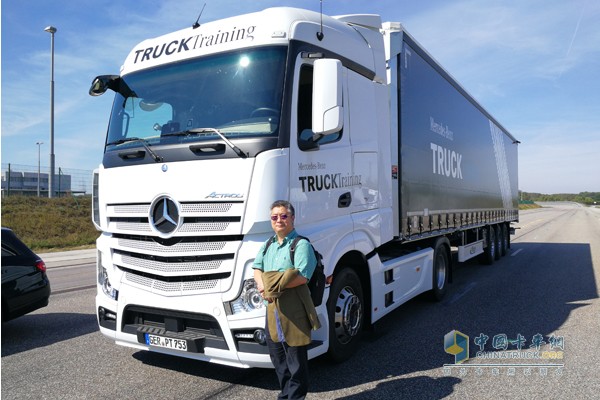 卡車(chē)網(wǎng)總編吳永強(qiáng)先生深度體驗(yàn)奔馳卡車(chē)