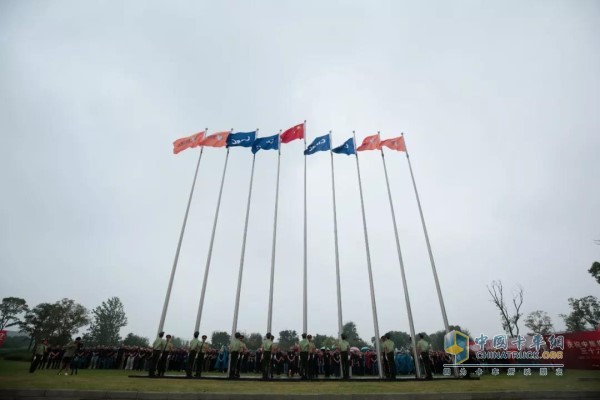 中集集團(tuán)、聯(lián)合卡車旗幟徐徐升起