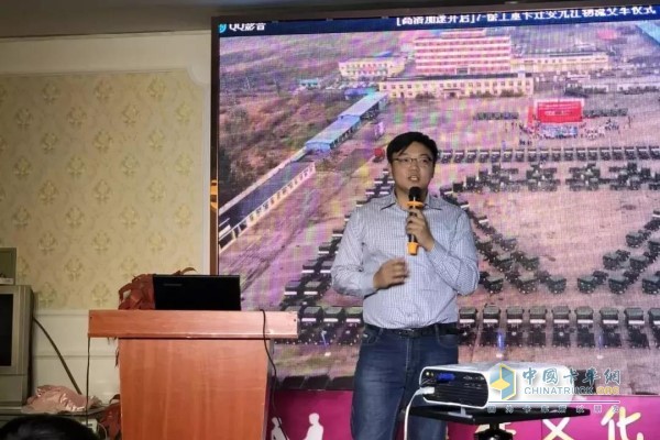 經(jīng)銷商負(fù)責(zé)人和徐工重卡蒙中區(qū)域負(fù)責(zé)人現(xiàn)場(chǎng)致辭