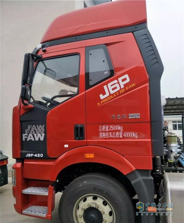 一汽解放J6P牽引車(chē)側(cè)面