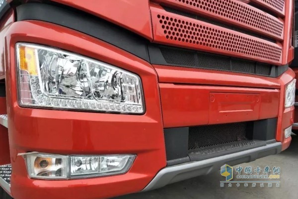 一汽解放J6P牽引車(chē)全新造型前車(chē)燈