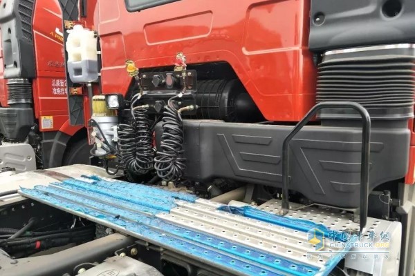 一汽解放J6P牽引車(chē)駕駛室后工作臺(tái)