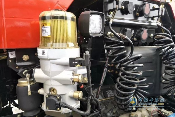 新J6P 420 6X4質(zhì)惠北方版牽引車(chē)的柴油濾芯