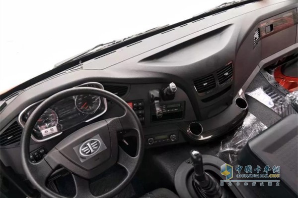 新J6P 420 6X4質(zhì)惠北方版牽引車(chē)駕駛室內(nèi)飾