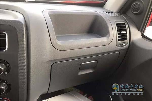 ?多處儲(chǔ)物空間