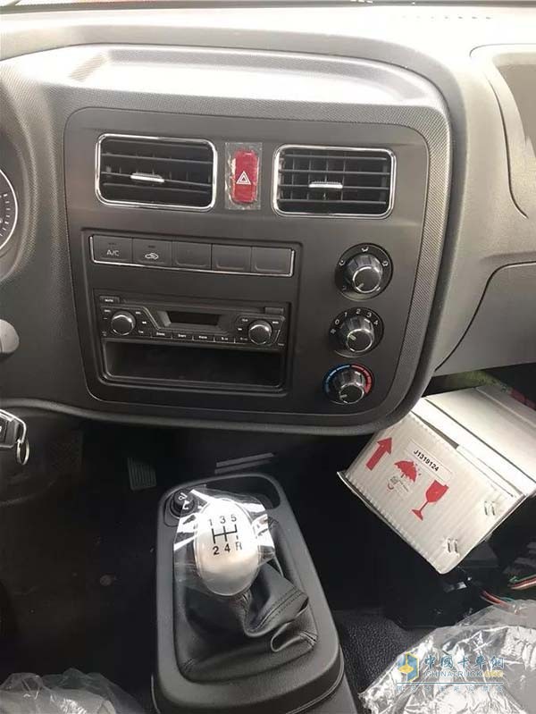 四向調(diào)節(jié)空調(diào)出風(fēng)口、轎車(chē)化的球頭式擋位