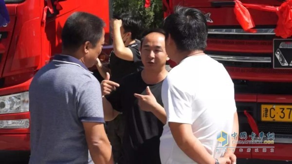 徐工冀遼辦事處與武清地區(qū)服務(wù)站為現(xiàn)場(chǎng)客戶(hù)詳細(xì)闡述了徐工產(chǎn)品