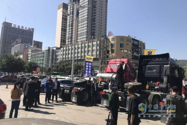 工作人員向現(xiàn)場的客戶詳細(xì)介紹了漢風(fēng)牽引車系列