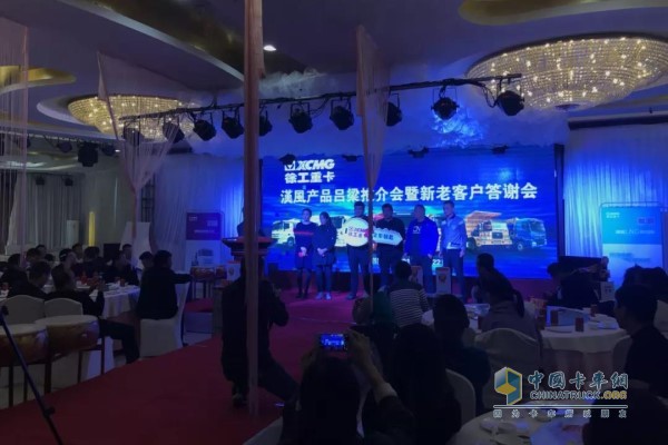 興旺達(dá)汽車銷售有限公司總經(jīng)理向客戶交付了象征著財富的的金鑰匙