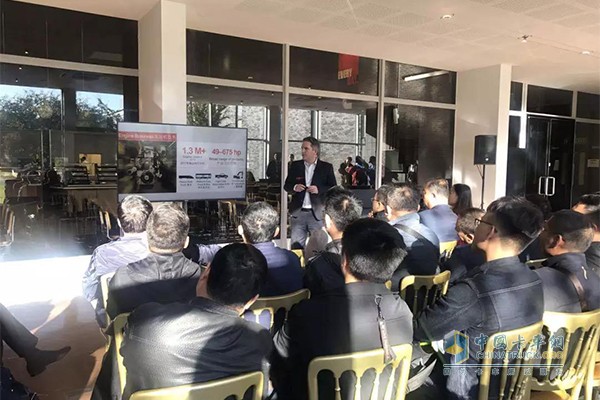 福田戴姆勒經(jīng)銷商、客戶等一行人康明斯達(dá)靈頓工廠