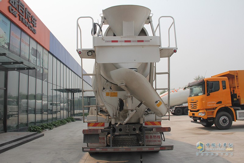聯(lián)合卡車U375 375馬力 6X4 LNG混凝土攪拌車